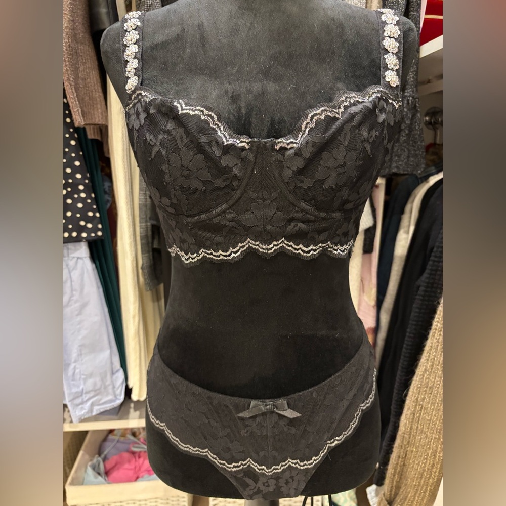 BRAND NEW WO TAGS 🎉Victoria's Secret Black Lace Sequin Bra & panty Set. 32D / S